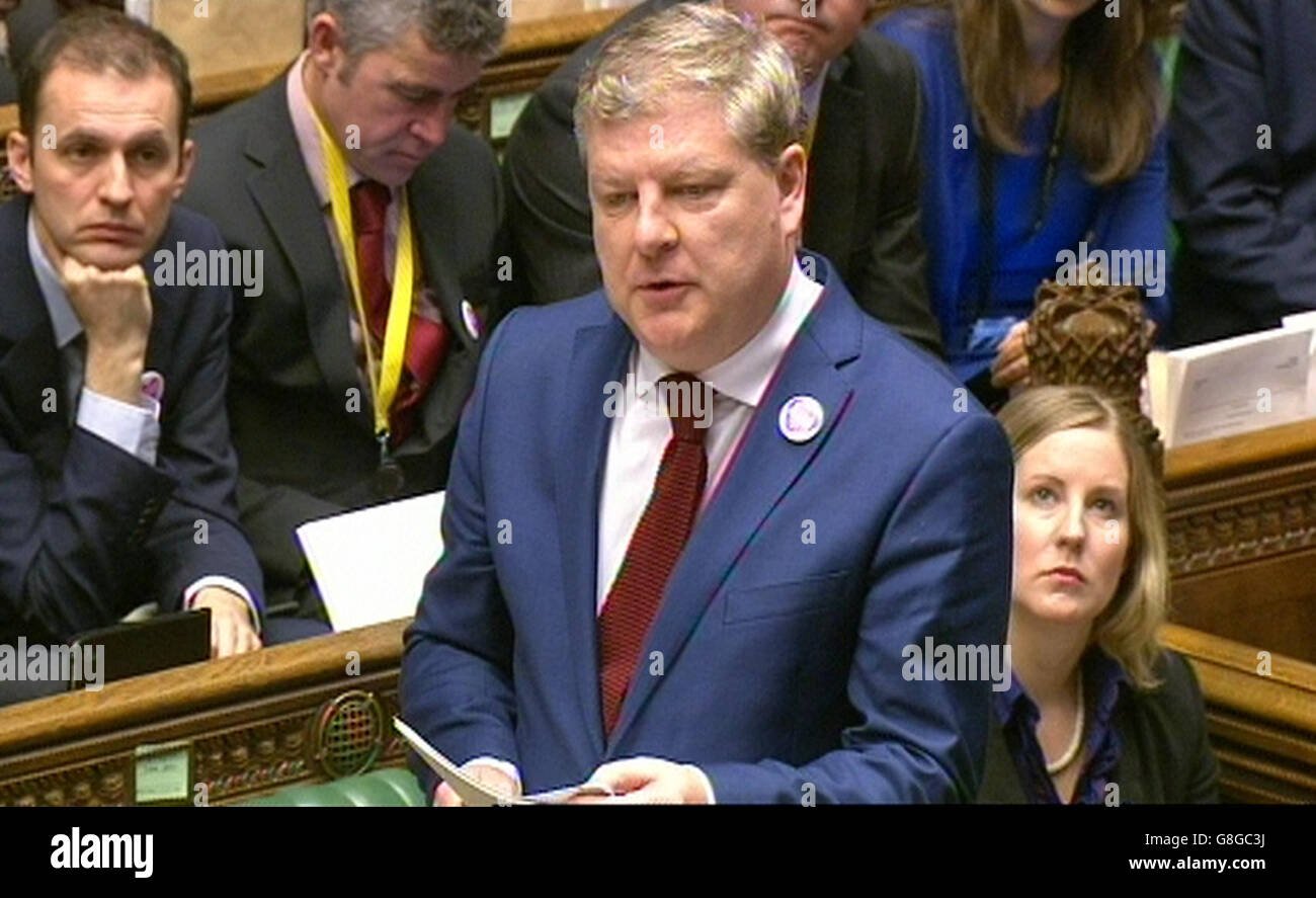 SNP Westminster chef Angus Robertson parle lors de questions au premier ministre à la Chambre des communes, Londres. Banque D'Images