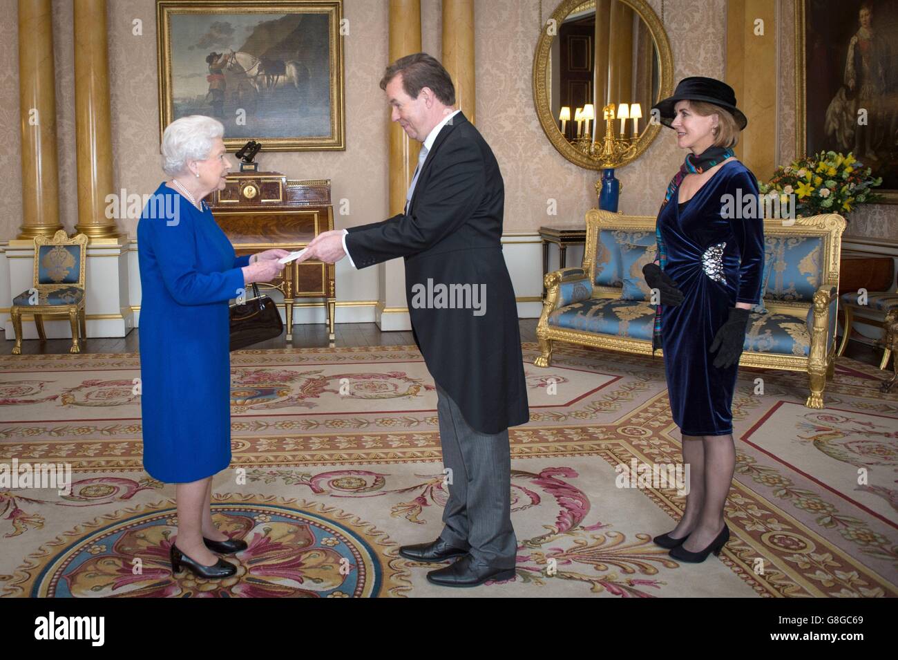 La reine Elizabeth II reçoit son Excellence M. Simon Smits, accompagné de son épouse, Mme Astrid Smits-Kleinen, où il présente ses lettres de créance en tant qu'ambassadeur du Royaume des pays-Bas à la Cour de St James à Buckingham Palace à Londres. Banque D'Images