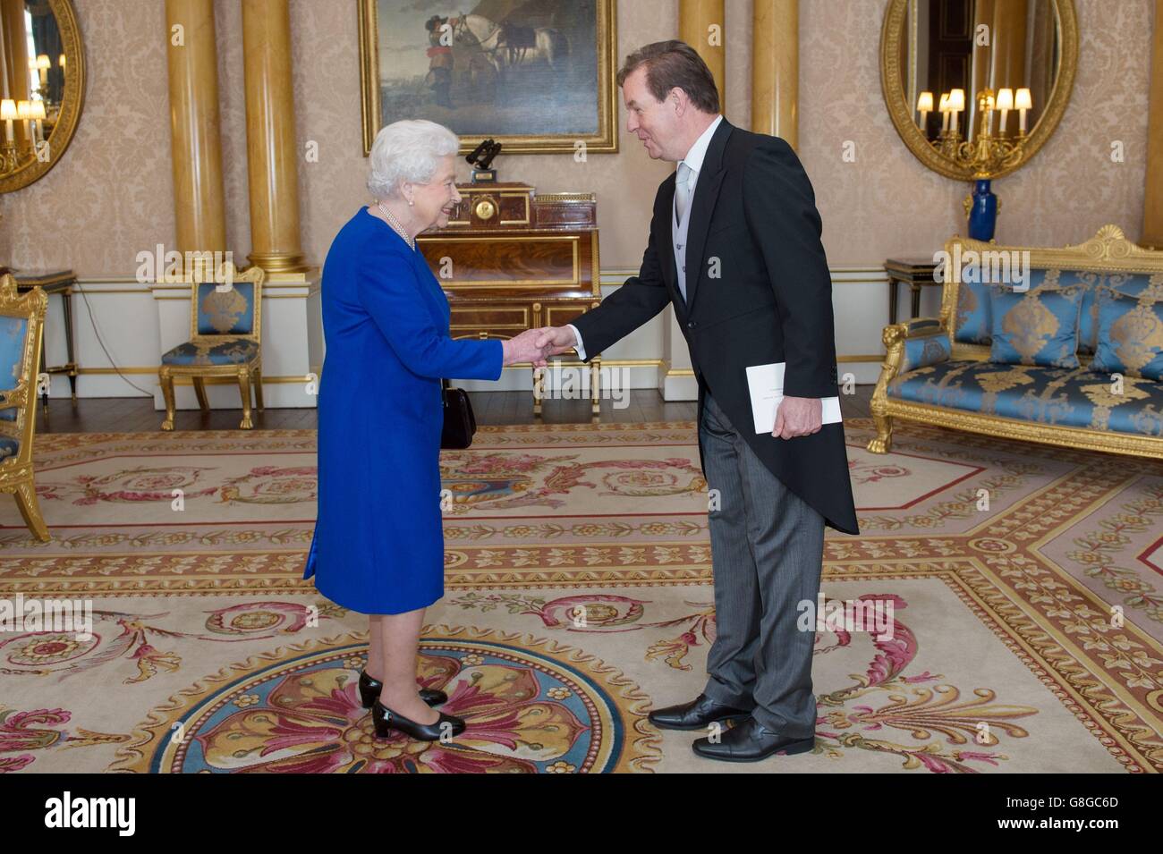 La reine Elizabeth II reçoit son Excellence M. Simon Smits où il a présenté ses lettres de créance en tant qu'ambassadeur du Royaume des pays-Bas à la Cour de St James à Buckingham Palace à Londres. Banque D'Images