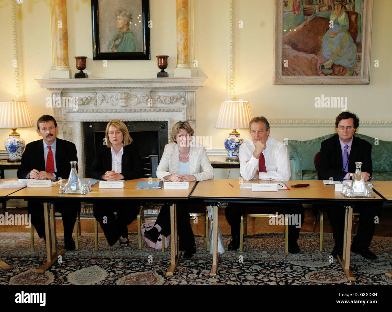 Le premier ministre britannique Tony Blair (deuxième, à droite) et la secrétaire d'État à l'éducation et aux compétences Ruth Kelly (C) tiennent une réunion avec un groupe d'enseignants chefs dans le cadre du groupe de fer de lance de la discipline scolaire et du comportement. Banque D'Images
