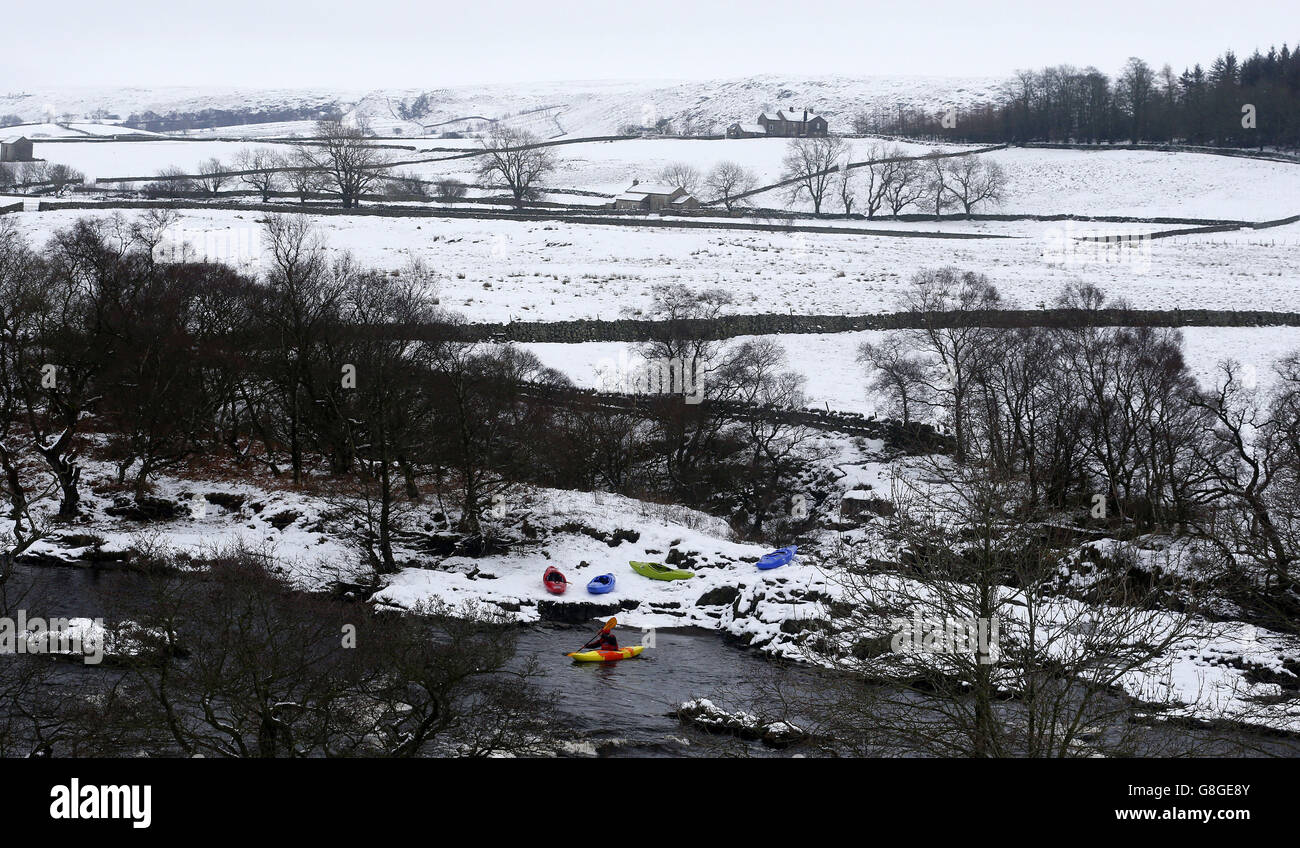 Un kayakiste brave les températures glaciales et pagaie le long des Tees de la rivière dans le comté de Durham. Banque D'Images