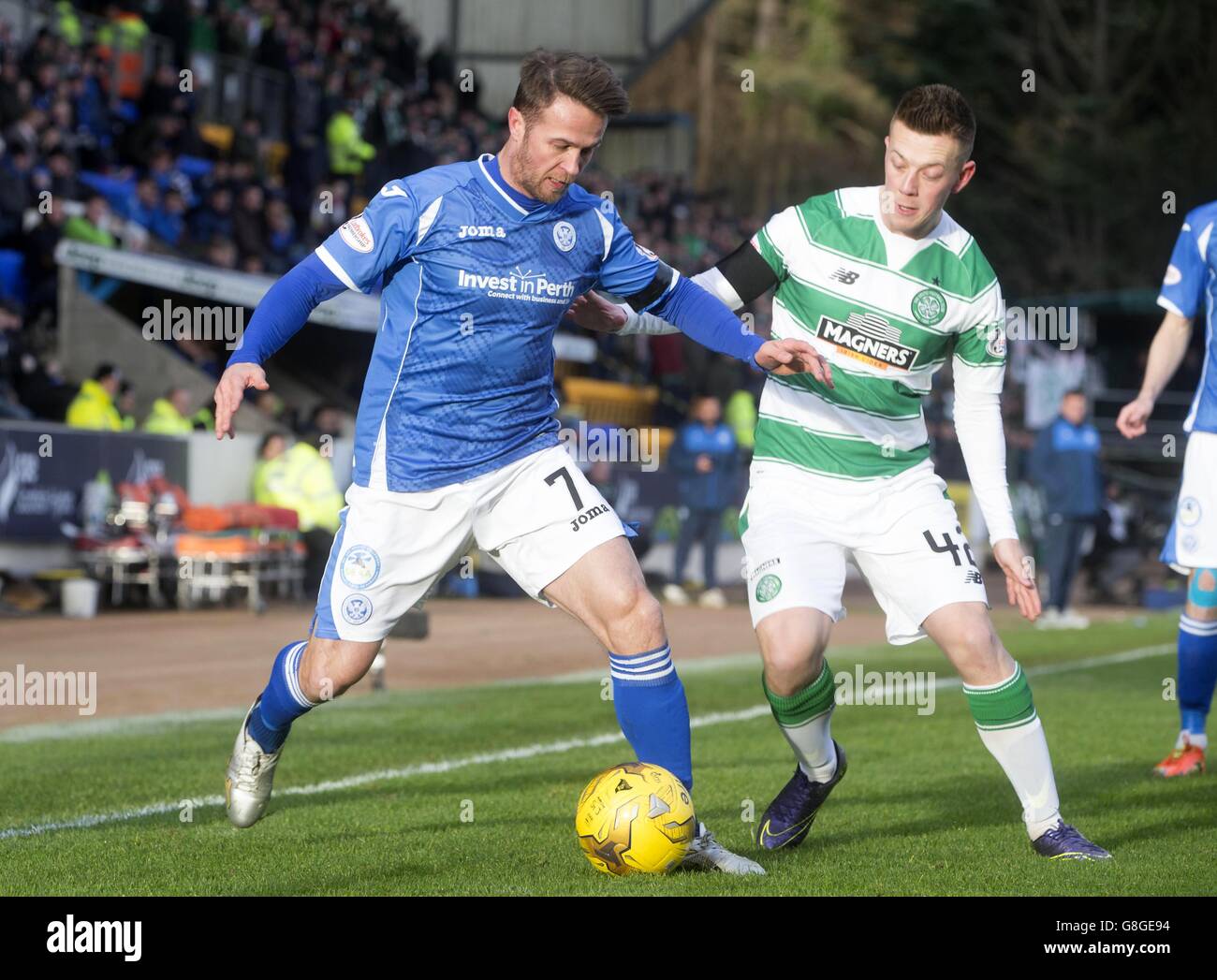 Celtic's Callum McGregor (à droite) et Chris Millar (à gauche) de St Johnstone lors du match Scottish Premiership au McDiarmid Park, à Perth. Banque D'Images