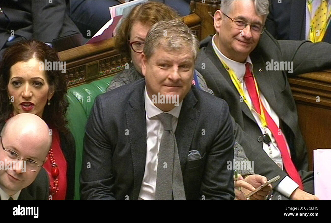 Le chef du SNP Westminster, Angus Robertson, examine les questions du premier ministre à la Chambre des communes, à Londres. Banque D'Images