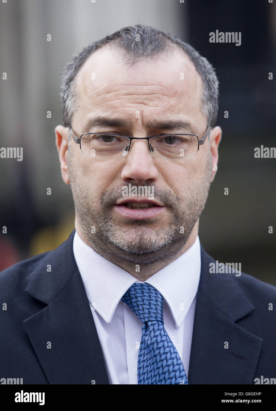 Patrick Corrigan d'Amnesty International devant la Cour de justice de Belfast après que le juge Horner ait jugé que la loi actuelle sur l'avortement en Irlande du Nord était «incompatible» avec le droit des droits de l'homme. Banque D'Images