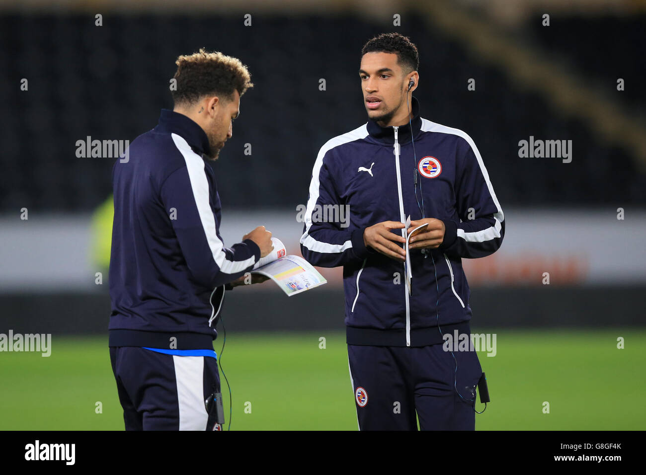 Lecture des joueurs Danny Williams (à gauche) et Nick Blackman (à droite) les programmes de correspondance de lecture de pas avant le match Banque D'Images