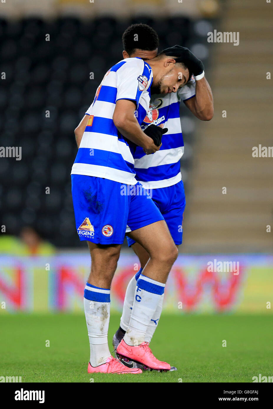 Nick Blackman, de Reading, célèbre le premier but de son côté Le jeu avec son coéquipier Garath McCleary (à droite) Banque D'Images