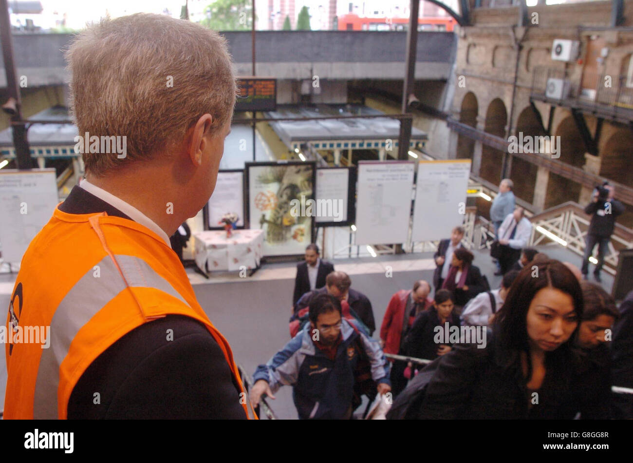Howard Collins Directeur Des Services Observe Que Les Navetteurs Descendez D Un Train Souterrain A La Gare D Aldgate Aujourd Hui On A Assiste A La Reouverture De La Station D Aldgate Apres L Explosion De La