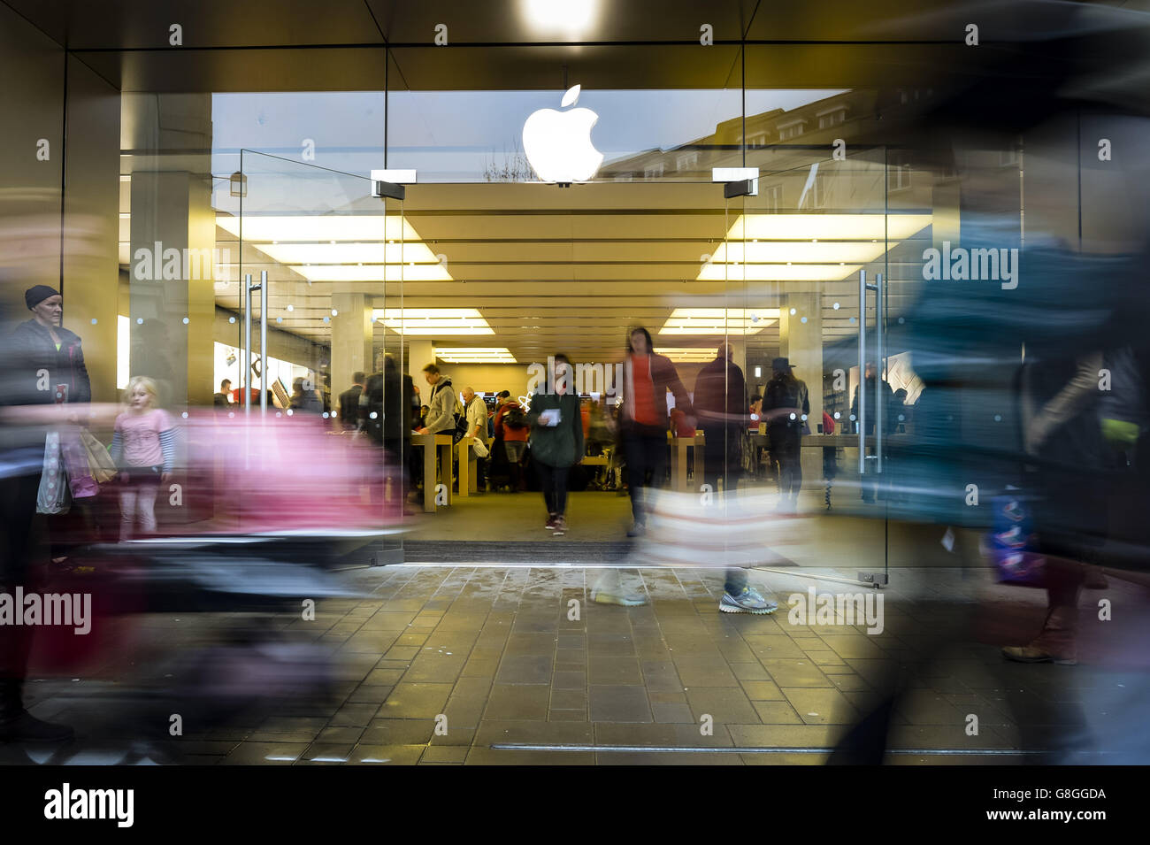 Les acheteurs de l'Apple Store de Bath, tandis que les acheteurs de panique et les chasseurs de bonnes affaires sont censés inonder les magasins le jour le plus chargé du calendrier de Noël aujourd'hui, avec des boutiques de grande rue qui badent les prix afin d'attirer les consommateurs dans les allées. Banque D'Images