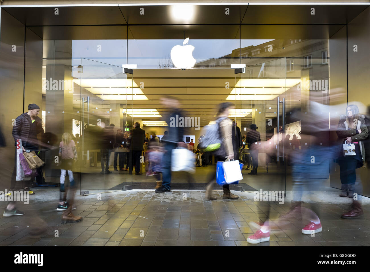 Les acheteurs de l'Apple Store de Bath, tandis que les acheteurs de panique et les chasseurs de bonnes affaires sont censés inonder les magasins le jour le plus chargé du calendrier de Noël aujourd'hui, avec des boutiques de grande rue qui badent les prix afin d'attirer les consommateurs dans les allées. Banque D'Images
