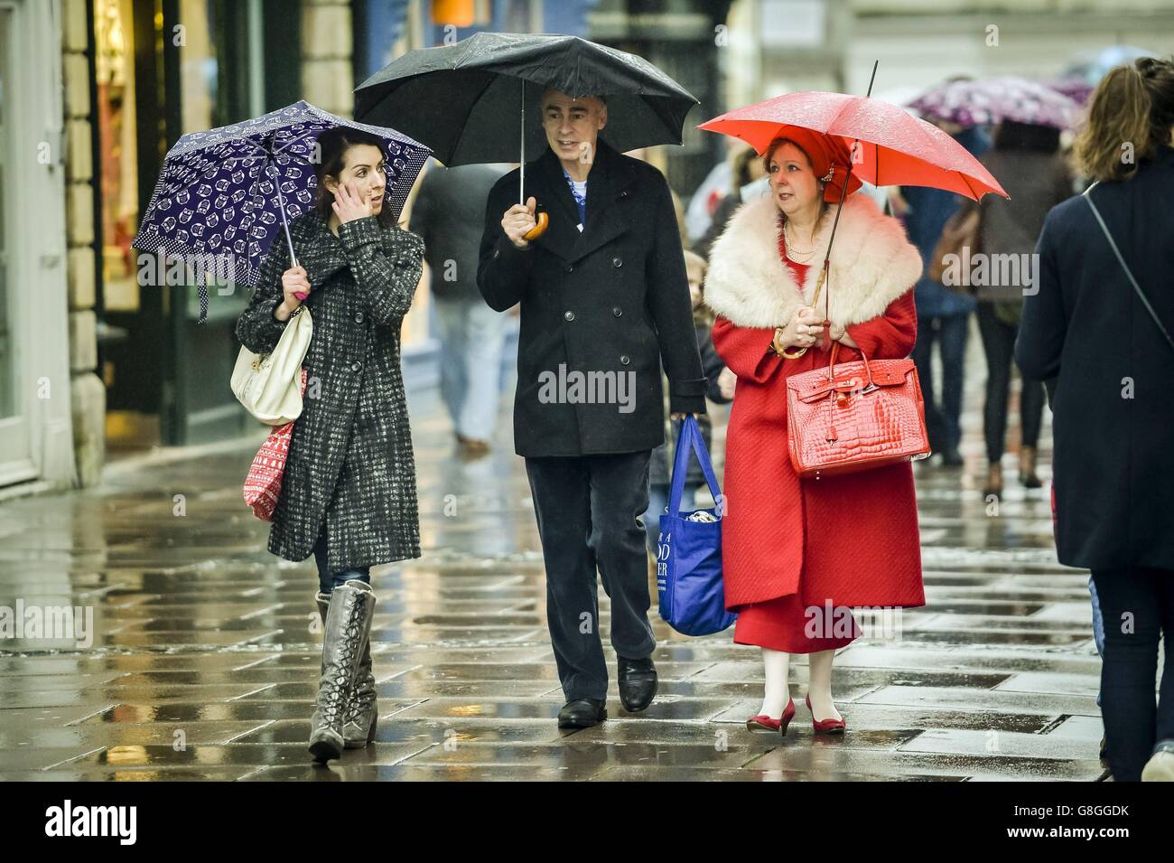 Les acheteurs utilisent des parasols sous la pluie à Bath, car les acheteurs de panique et les chasseurs de bonnes affaires devraient inonder les magasins le jour le plus chargé du calendrier des achats de Noël aujourd'hui, et les boutiques de grande rue devraient baisser les prix afin d'attirer les consommateurs dans les allées. Banque D'Images