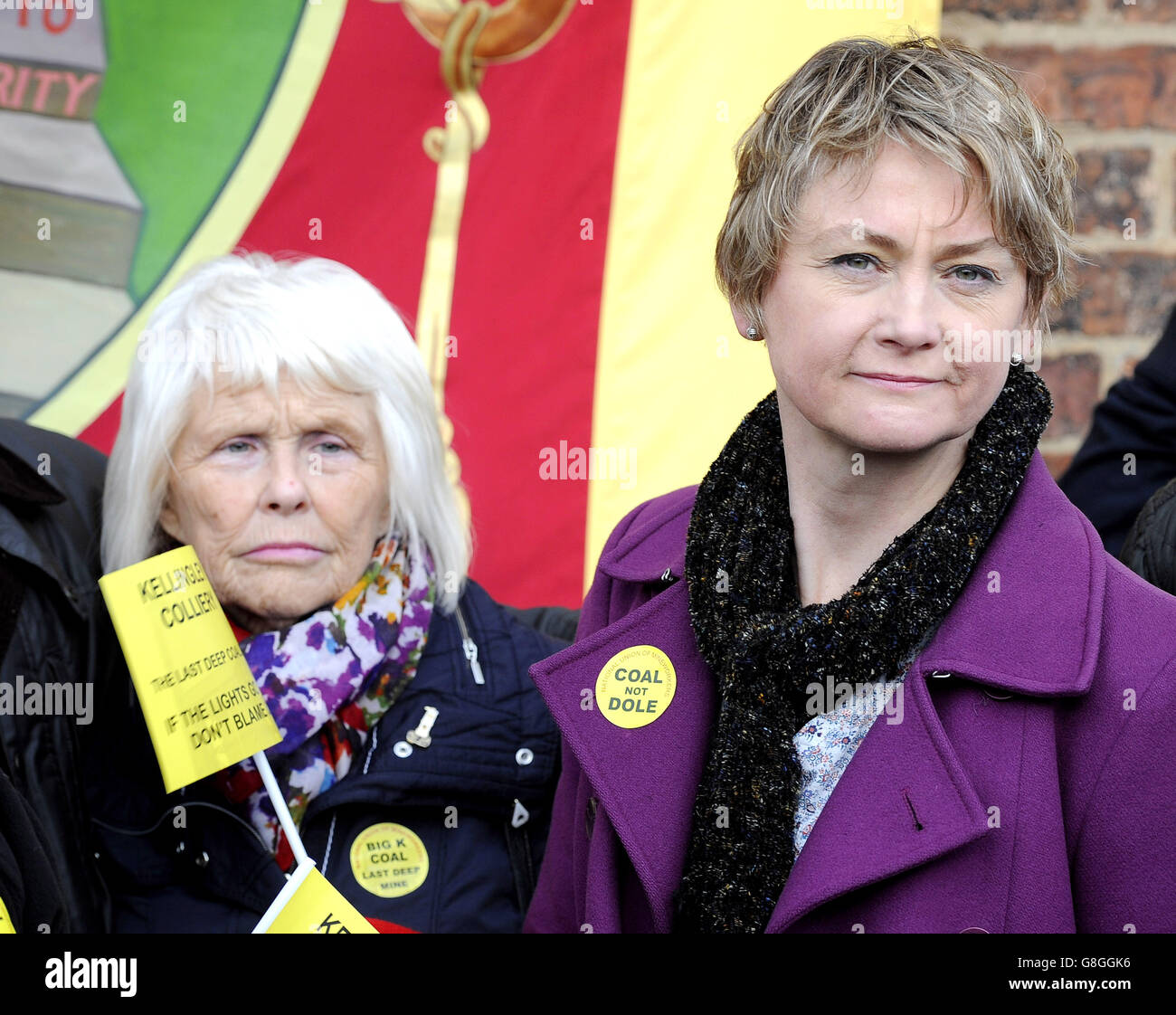 La députée travailliste Yvette Cooper (à droite) et Anne Scargill, l'épouse de l'ancien dirigeant des mineurs Arthur Scargill, se joignent à des milliers de mineurs et à leurs familles pour participer à une marche de la « rareté » pour marquer la fermeture de la dernière mine de charbon profonde du Royaume-Uni. Banque D'Images