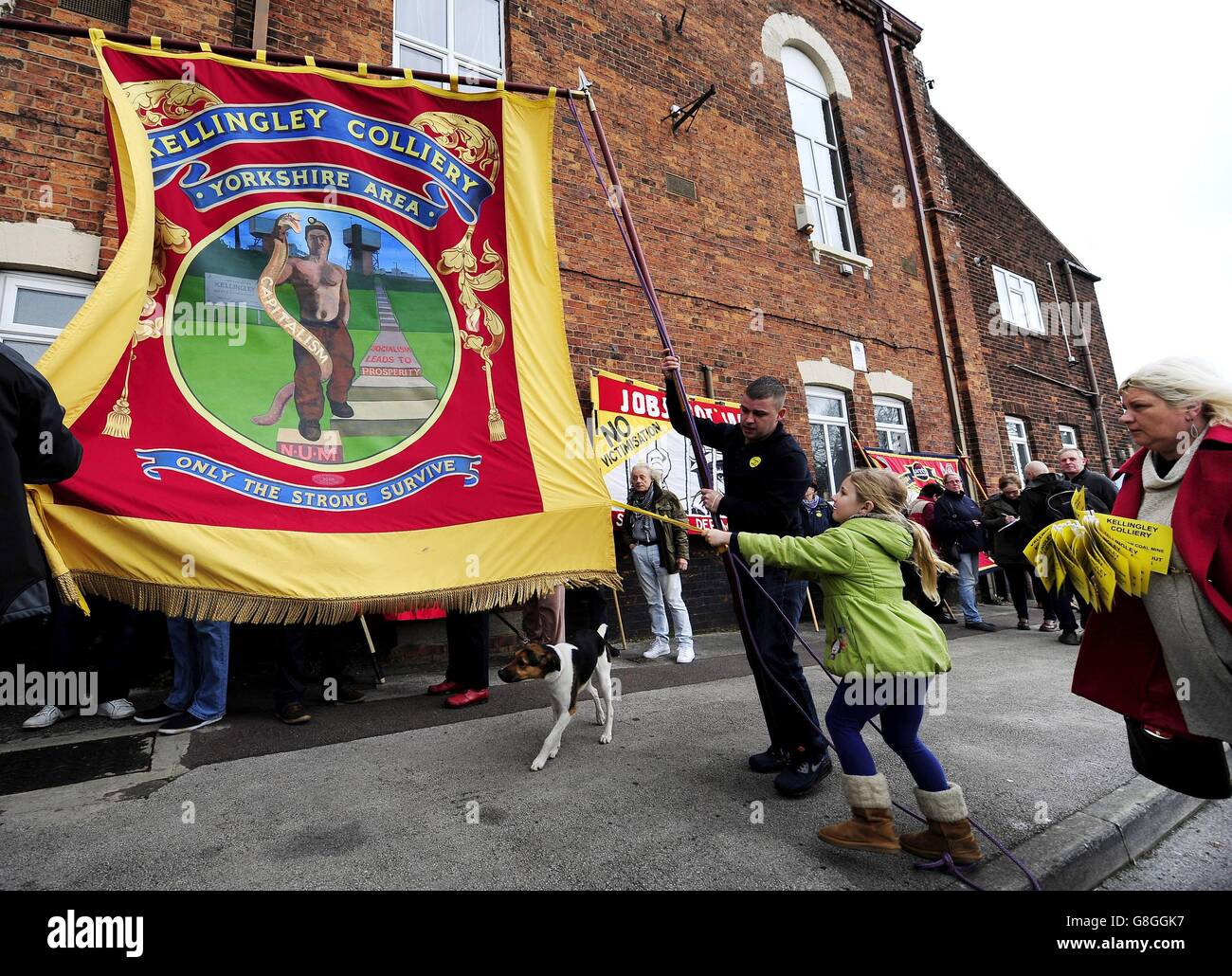 La bannière de la mine de charbon Kellingley est préparée alors que des milliers de mineurs et leurs familles participent à une marche de la « rareté » pour marquer la fermeture de la dernière mine de charbon du Royaume-Uni. Banque D'Images