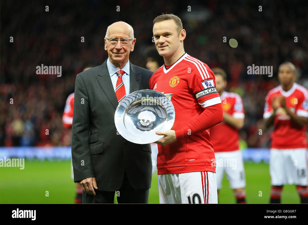 Sir Bobby Charlton présente Wayne Rooney de Manchester United avec un trophée marquant sa 500e apparition au club avant le match de la Barclays Premier League à Old Trafford, Manchester. Banque D'Images