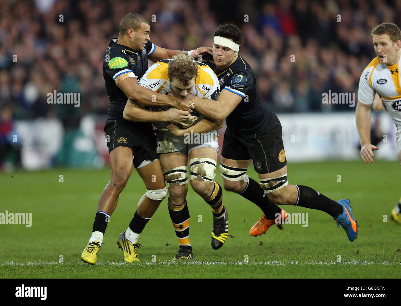 Wasps Joe Launchbury est affronté par François Louw et Jonathan Joseph de Bath lors du match de la coupe des champions d'Europe au terrain de loisirs de Bath. Banque D'Images