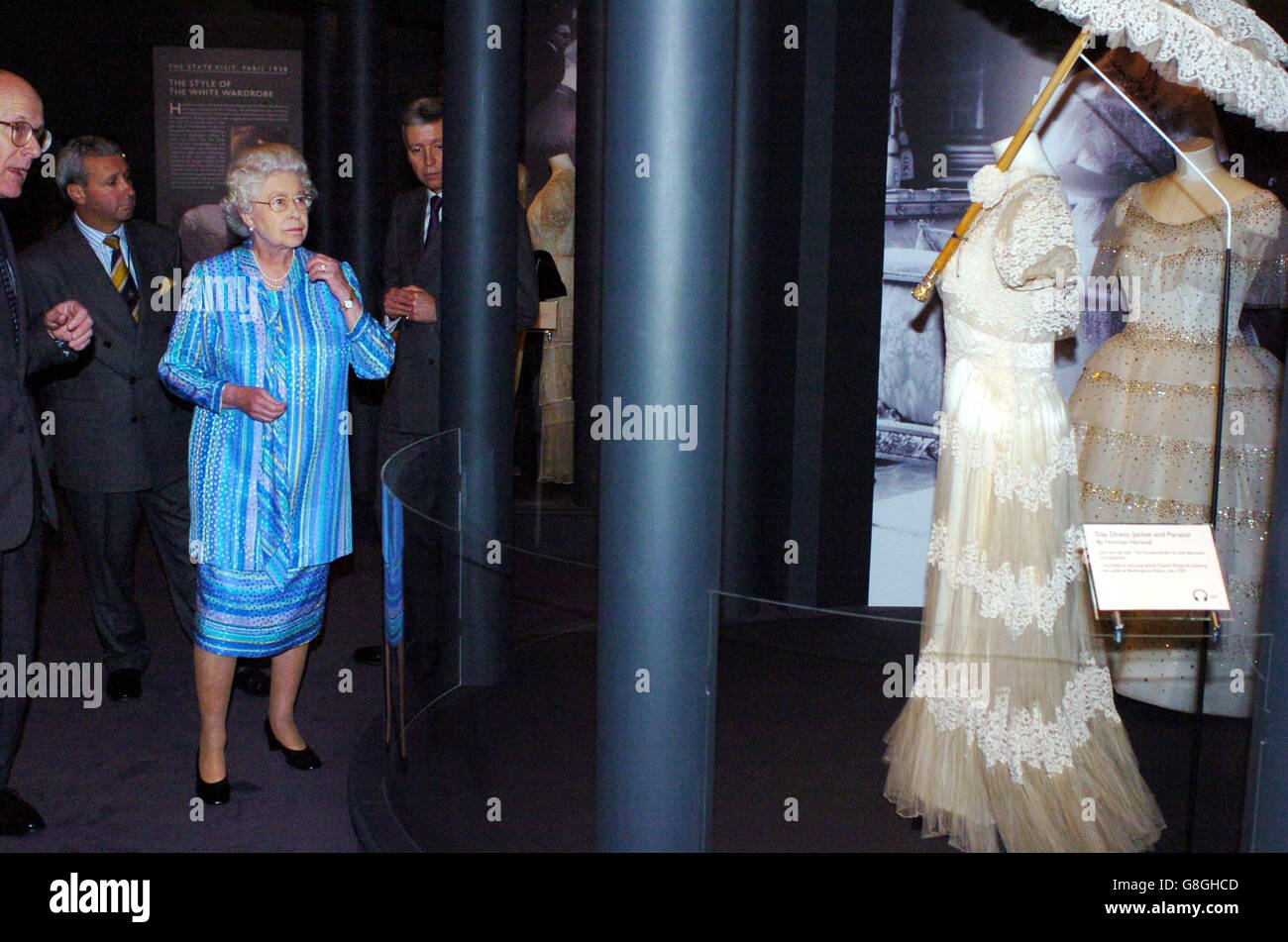 La reine Elizabeth II de Grande-Bretagne est présentée aux retourelles Gaumont et British Pathe du roi George VI et de la visite d'État de la reine Elizabeth en France en juillet 1938 par le directeur de la collection royale Sir Hugh Roberts (au centre),Qui fait partie de l'exposition spéciale pour l'ouverture estivale de Buckingham Palace. Banque D'Images