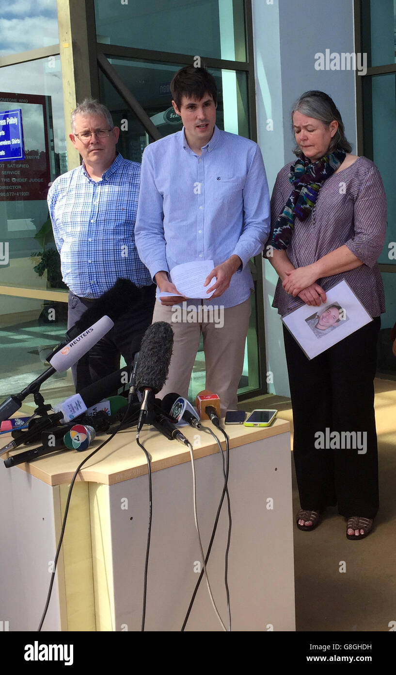 Michael Miller, flanqué de ses parents Ian et Sue, parle devant le tribunal provincial de Koh Samui après que deux hommes aient été condamnés à mort pour le meurtre de son frère David et Hannah Witheridge à Koh Tao, en Thaïlande, en septembre de l'année dernière. Banque D'Images