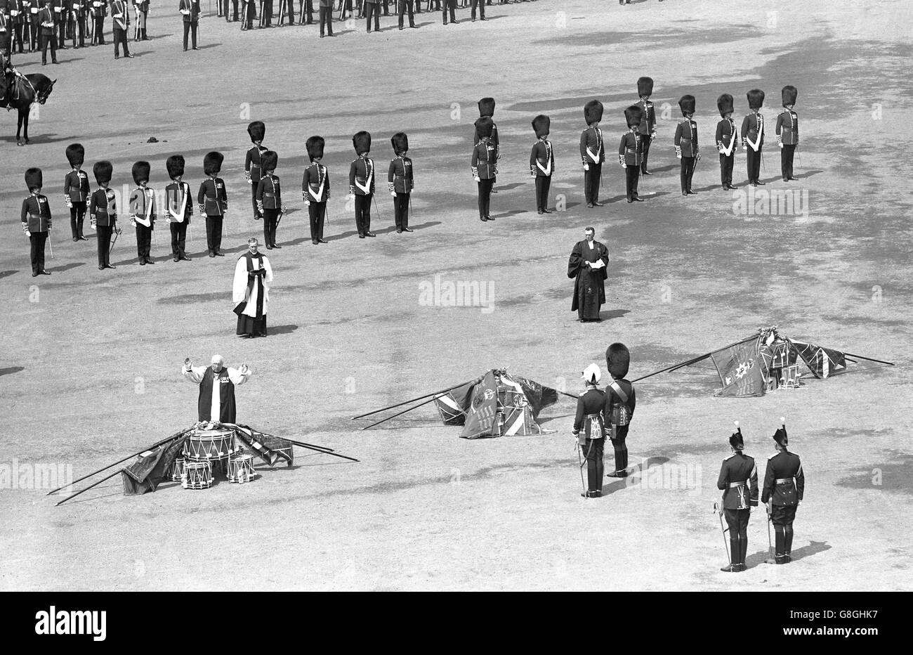 Sa Majesté le roi George V observant la bénédiction des couleurs sur la parade des gardes à cheval. Banque D'Images