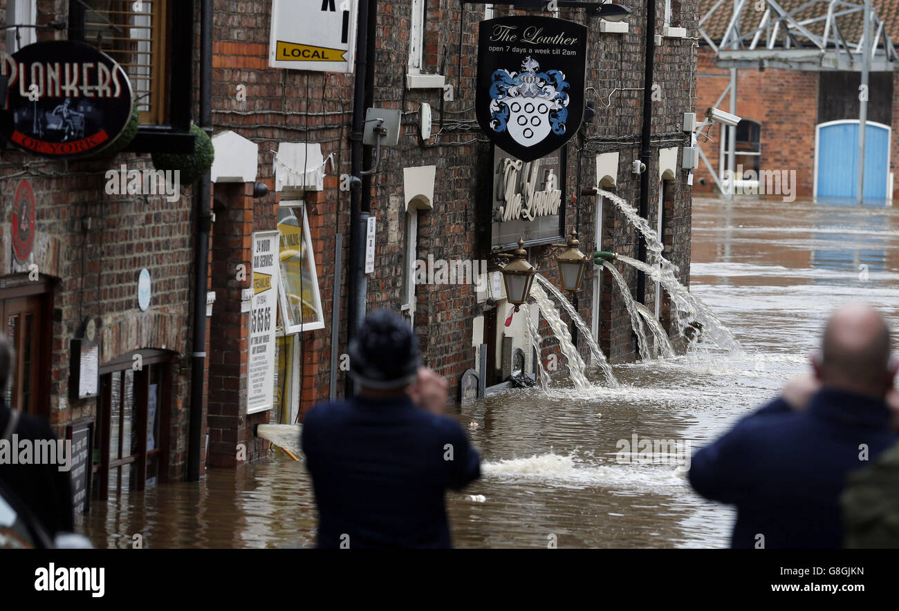 L'eau d'inondation est pompée hors des pubs de York , alors que les villes et les villes surpeuplées continuent de lutter contre les inondations de Noël. Banque D'Images