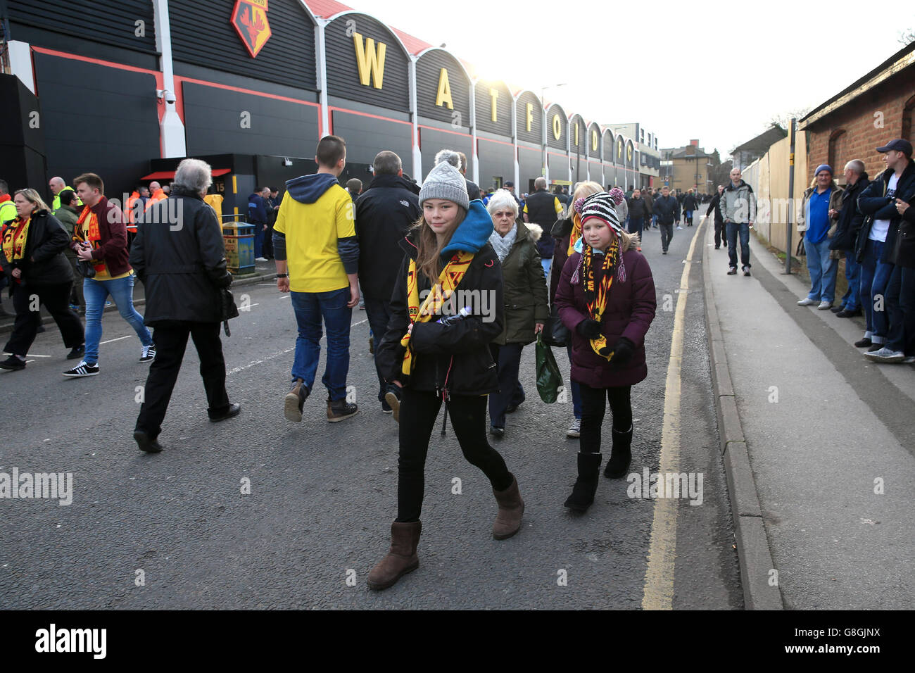 Les fans se rendent sur Vicarage Road avant le match de la Barclays Premier League à Vicarage Road, Watford. Banque D'Images