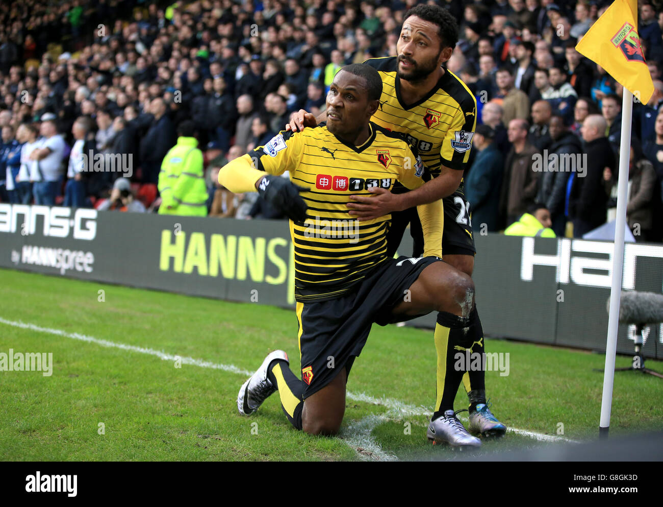 Odion Ighalo de Watford célèbre le premier but de son équipe avec Ikechi Anya (en tête) lors du match de la Barclays Premier League à Vicarage Road, Watford. Banque D'Images