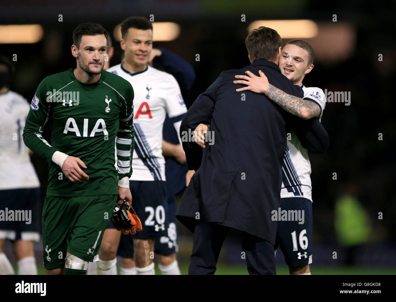 Mauricio Pochettino, directeur de Tottenham Hotspur, célèbre la victoire après le coup de sifflet final avec Kieran Trippier (à droite) lors du match de la Barclays Premier League à Vicarage Road, Watford. Banque D'Images