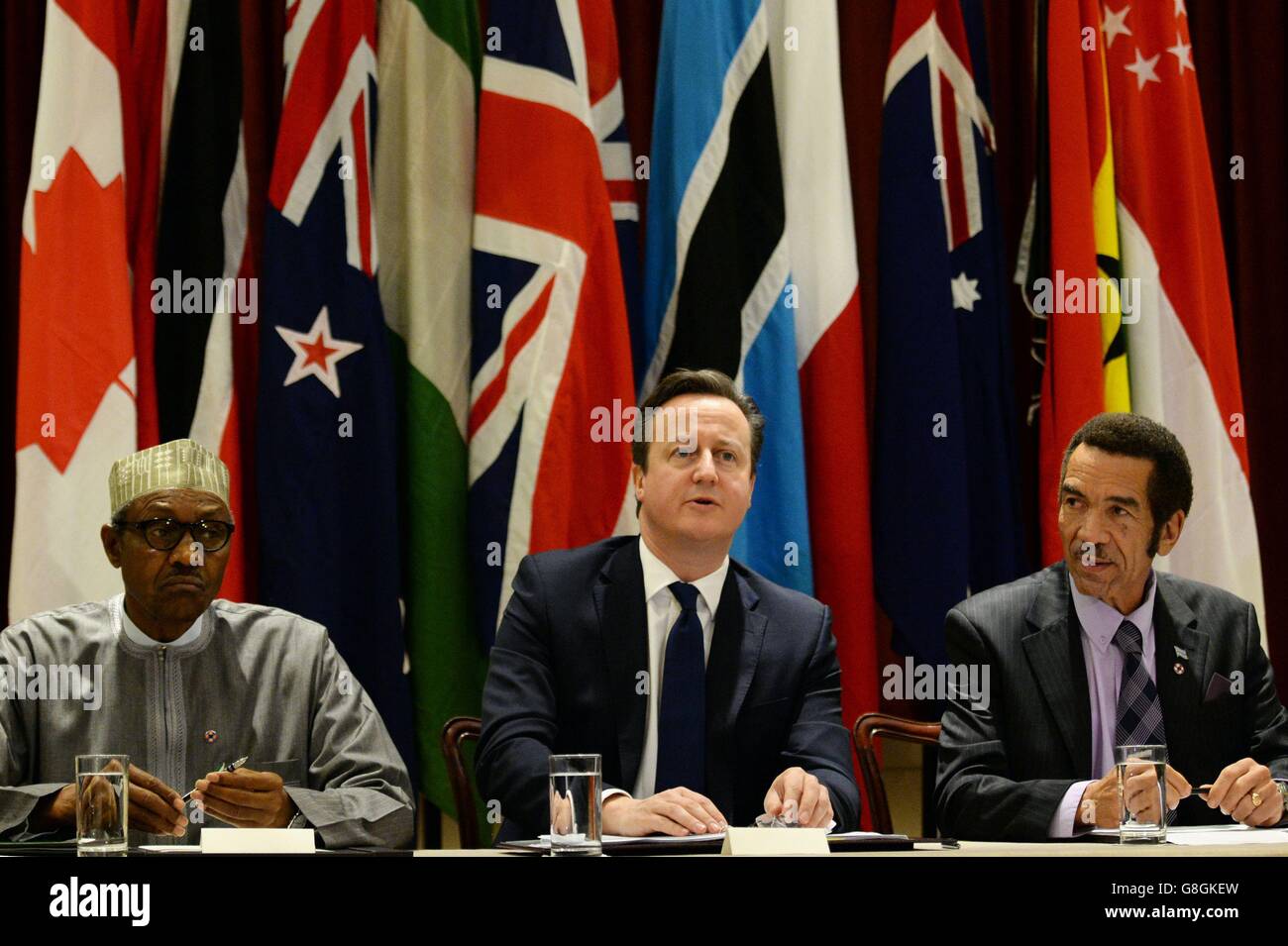 (À partir de la gauche) le président nigérian Muhammad Buhari, le Premier ministre David Cameron et le président du Botswana Ian Khama, assistent à une réunion sur la lutte contre la corruption lors de la réunion des chefs de gouvernement du Commonwealth au Centre de conférence méditerranéen de la Valette, à Malte. Banque D'Images