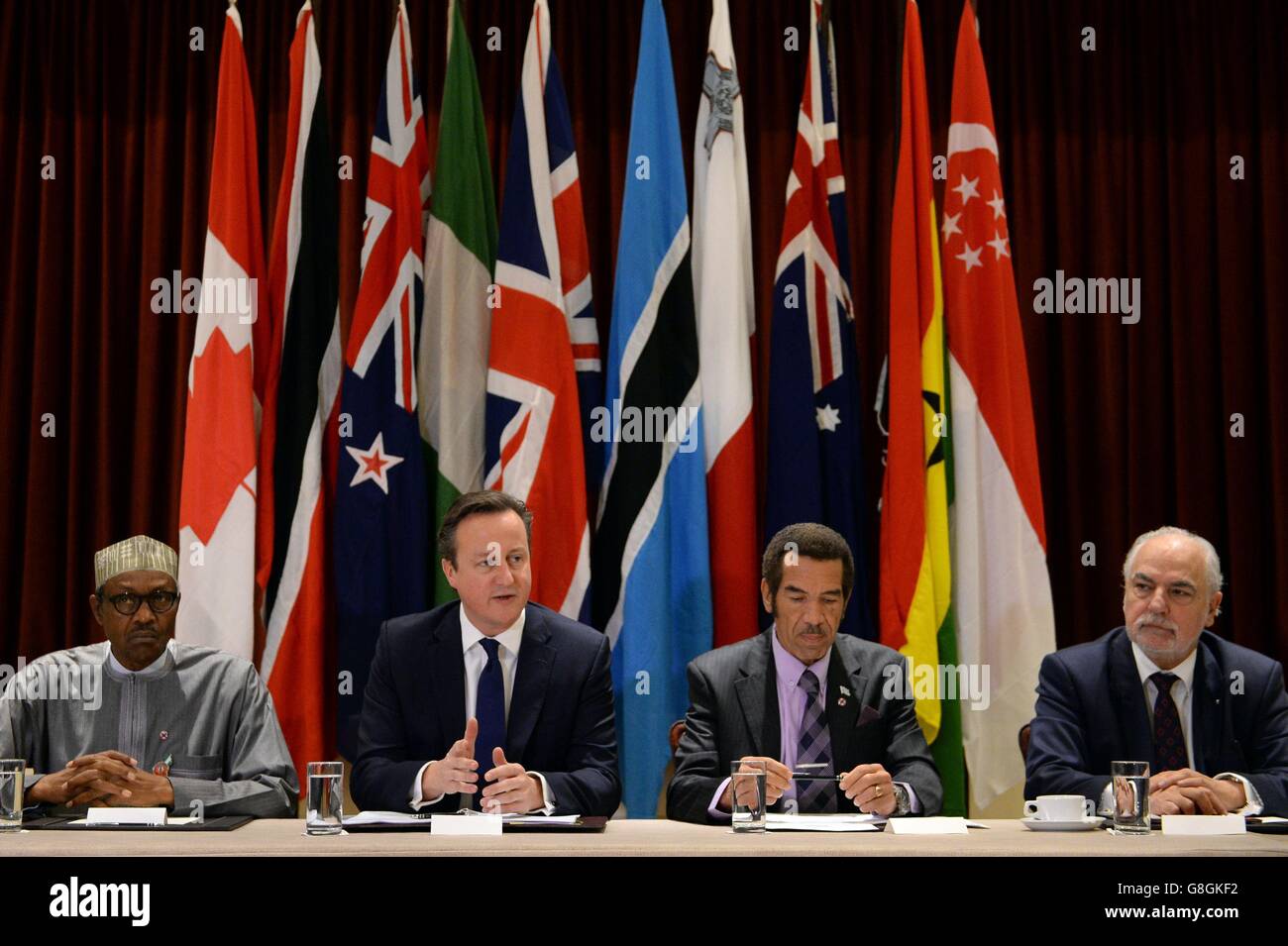 (À partir de la gauche) le Président nigérian Muhammad Buhari, le Premier ministre David Cameron, le Président du Botswana Ian Khama et le Vice-Premier ministre maltais Louis Grech assistent à une réunion sur la lutte contre la corruption lors de la réunion des chefs de gouvernement du Commonwealth au Centre de conférences méditerranéen de la Valette, à Malte. Banque D'Images