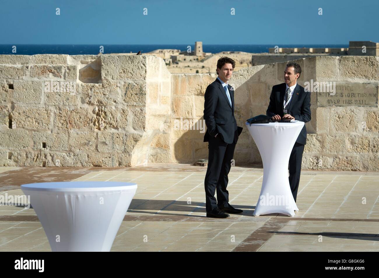 Le Premier ministre canadien Justin Trudeau (à gauche) discute avec un représentant du fort Angelo à la Valette, avant une séance de travail avec d'autres dirigeants du Commonwealth lors de la réunion des chefs de gouvernement du Commonwealth à Malte. Banque D'Images