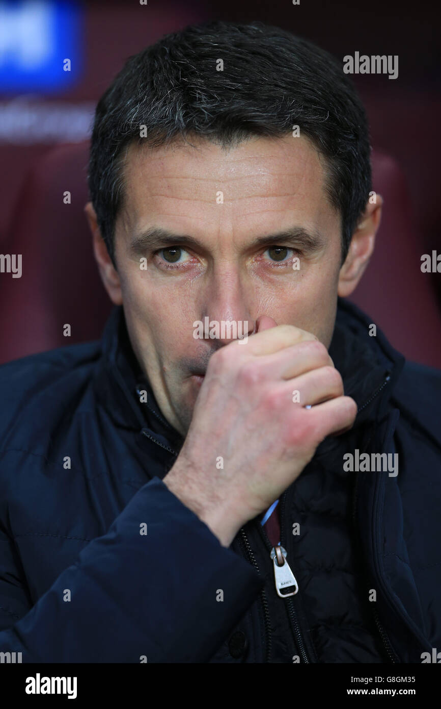 Remi Garde, directeur de la Villa Aston, lors du match de la Barclays Premier League à Villa Park, Birmingham. Banque D'Images