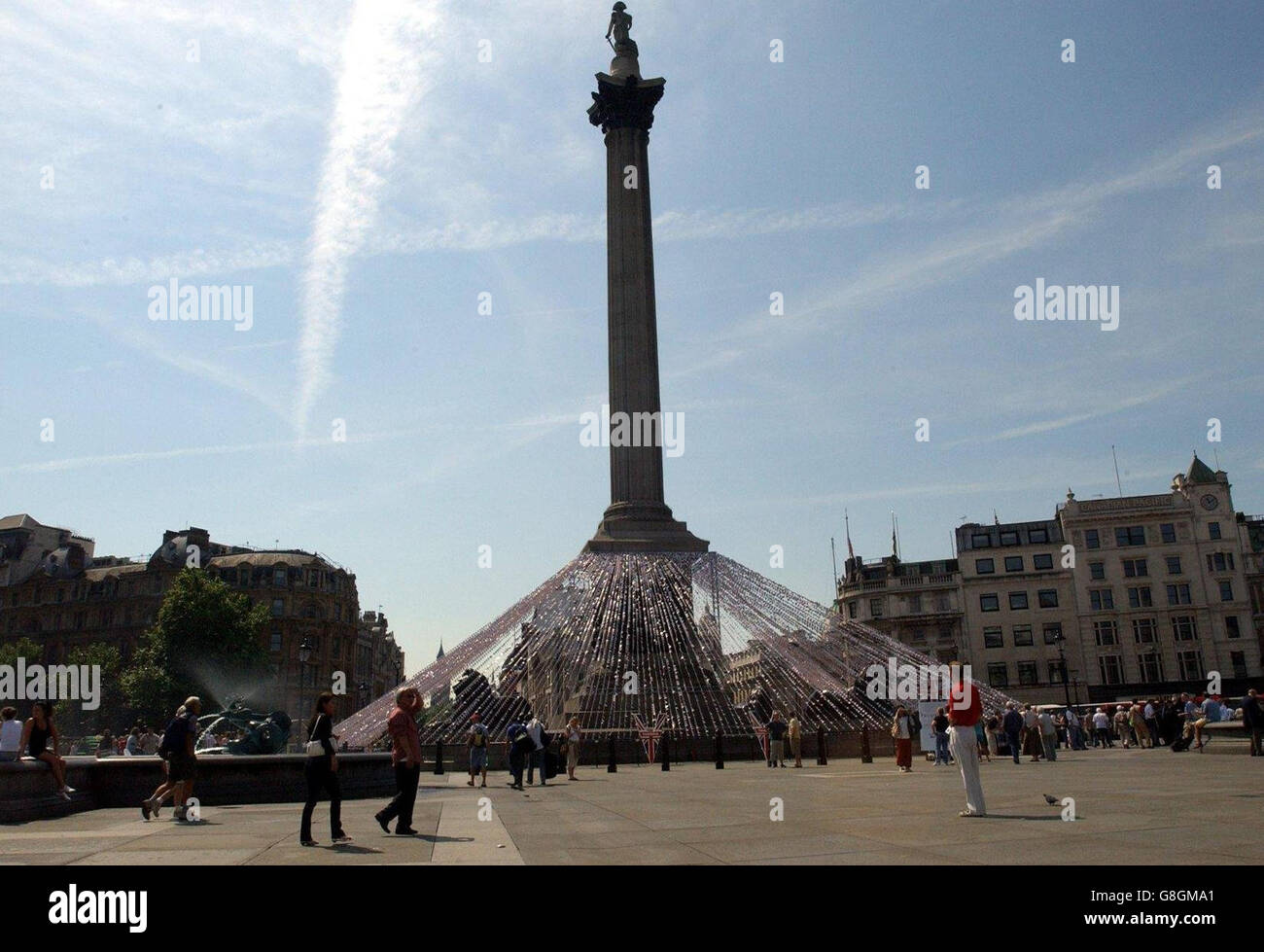 Trafalgar Square est drapé dans plusieurs kilomètres de bunkting, créé à  partir de plus de 115,000 messages de remerciement aux anciens combattants  de la Seconde Guerre mondiale qu'il a reçu du public