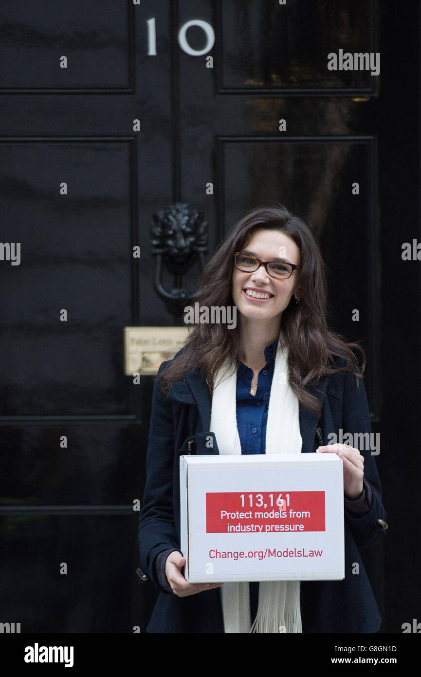 Model Rosie Nelson présente une pétition signée par 100 000 personnes à Downing Street et signée par plus de 113,000 000 personnes qui souhaitent voir des jeunes protégés contre la pression, devenir dangereusement minces pour répondre aux exigences de l'industrie, avant une enquête parlementaire de l'APPG sur l'industrie de la mode. Banque D'Images