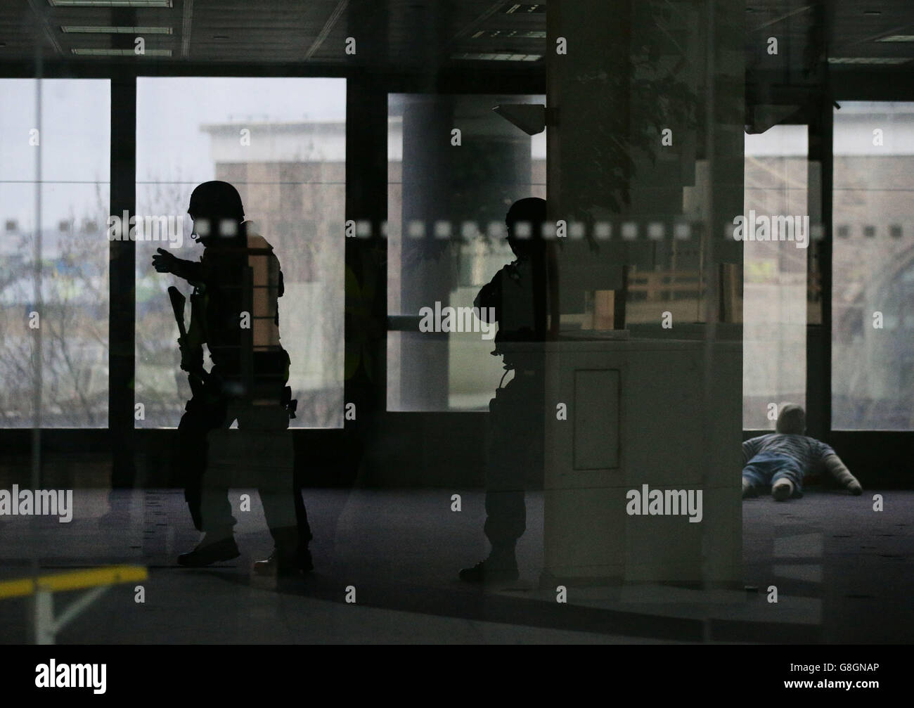 Les agents des véhicules d'intervention armée (ARV) pendant un programme de formation de la police métropolitaine pour les agents armés en réponse à une attaque terroriste à l'arme à feu. Banque D'Images