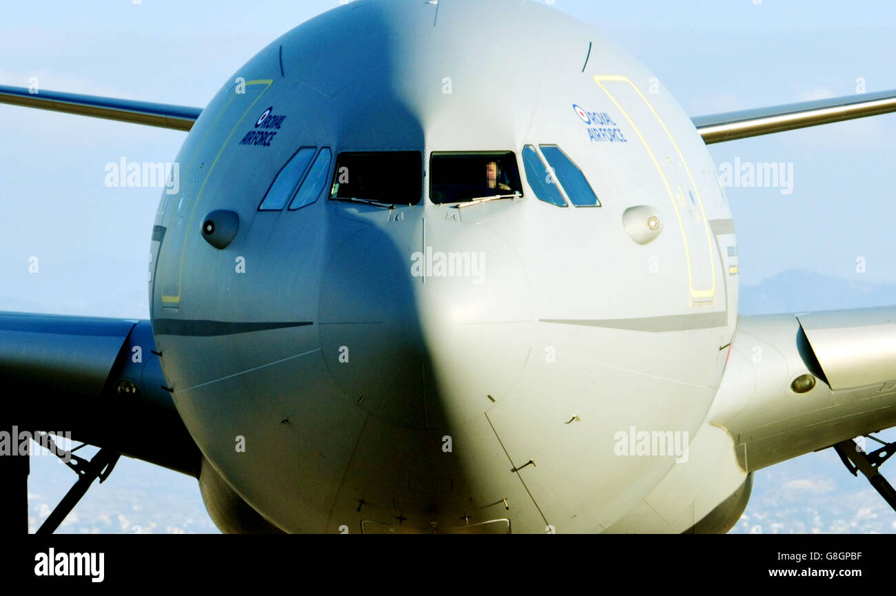 REMARQUE : LES TRAITS DU VISAGE ONT ÉTÉ PIXÉLISÉS PAR le PA PICTURE DESK À LA DEMANDE DU MINISTÈRE DE LA DÉFENSE un pétrolier ravitailleur RAF Voyager arrive à RAF Akrotiri à Chypre, Alors qu'il revient à la base après avoir soutenu quatre RAF Tornado GR4 qui ont effectué les premiers bombardements britanniques au-dessus de la Syrie. Banque D'Images