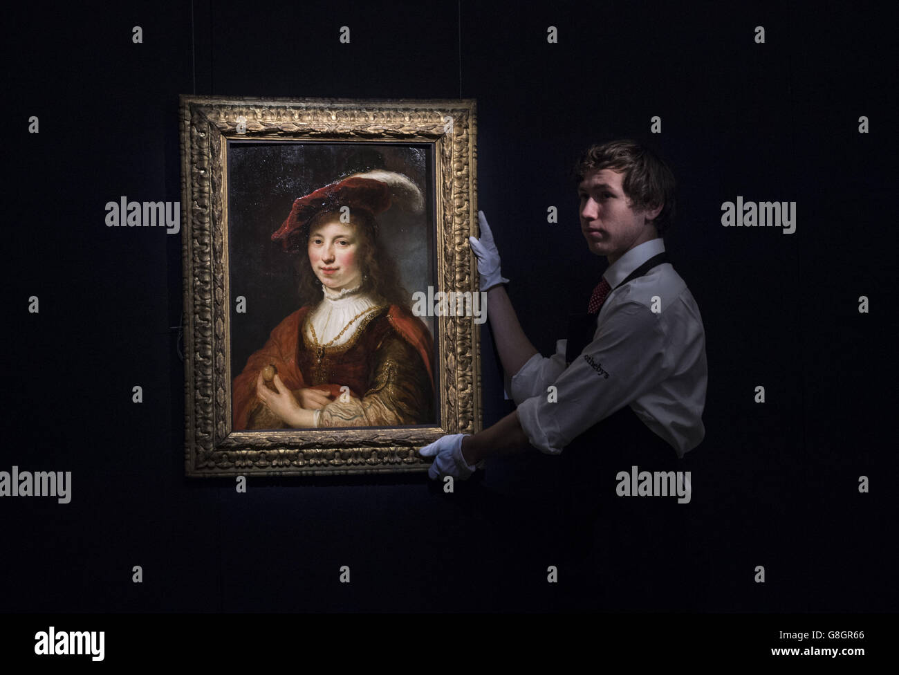 Un membre du personnel ajuste 'Une tronie d'une jeune femme' par Govert Flinck, estimé à £200,000 à £300,000, lors d'un aperçu de presse pour les faits saillants de Sotheby prochaine vente de peintures Old Master et British qui doit avoir lieu le 9 décembre à Londres. Banque D'Images