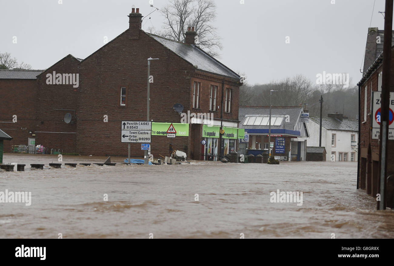 Des routes inondées à Appleby, en Cumbria, alors que Storm Desmond frappe le Royaume-Uni. Banque D'Images