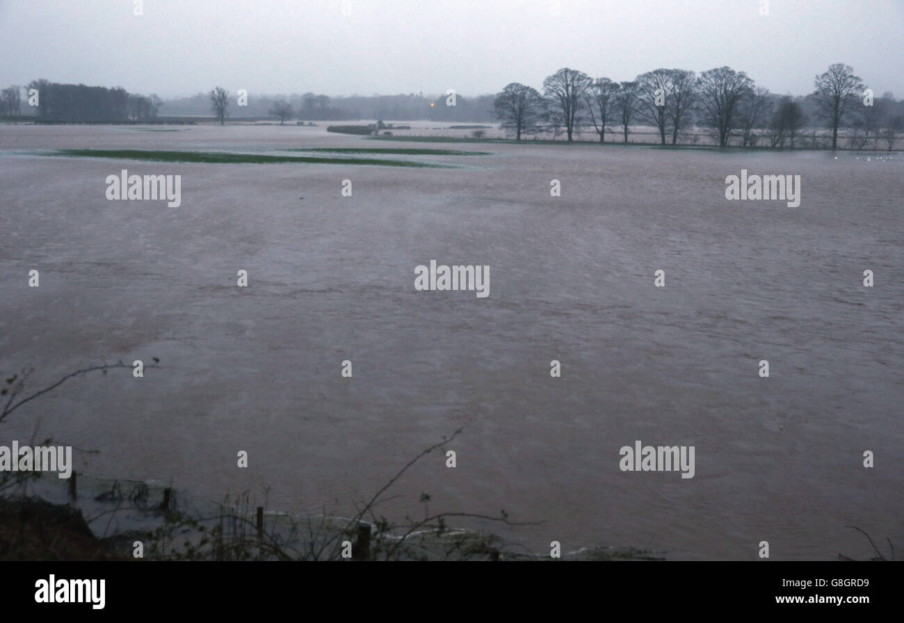 Des champs inondés près d'Appleby en Cumbria, alors que Storm Desmond frappe le Royaume-Uni. Banque D'Images