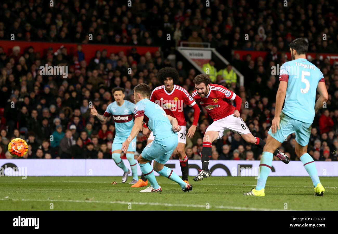 Juan Mata (deuxième à droite) de Manchester United avec un effort sur le but lors du match de la Barclays Premier League à Old Trafford, Manchester. APPUYEZ SUR ASSOCIATION photo. Date de la photo: Samedi 5 décembre 2015. Voir PA Story FOOTBALL Man Utd. Le crédit photo devrait se lire: Martin Rickett/PA Wire. Banque D'Images