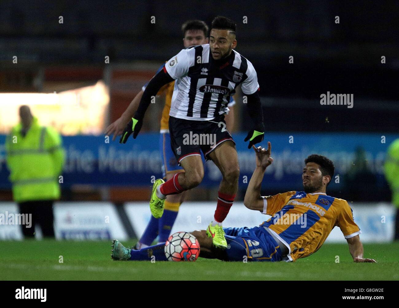 Nathan Arnold (à gauche) de Grimsby Town est attaqué par NAT Knight-Percival de Shrewsbury Town lors de la coupe Emirates FA, deuxième match au parc Blundell, Cleethorpes. Banque D'Images