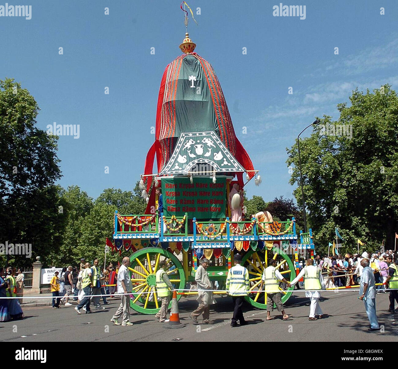 Le Carnaval de Ratha-yatra des Chariots, qui fait partie du festival Hare Krishna, descend de Piccadilly à Londres jusqu'à Trafalgar Square. Des centaines de pèlerins, de festivaliers et de chefs religieux du monde entier vont tirer à la main les trois chars en bois hauts en couleur de 40 mètres de haut de Hyde Park à Trafalgar Square. Banque D'Images