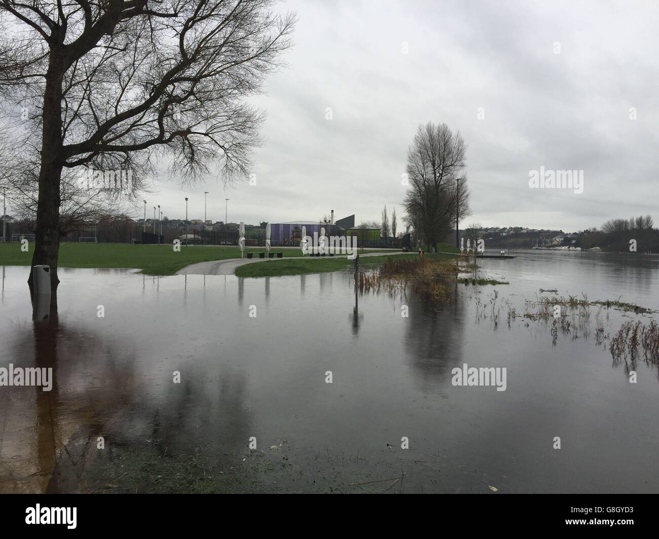 Lough Erne déborde sur les terrains du complexe de loisirs Lakeland Forum à Enniskillen, Co Fermanagh, en Irlande, alors que les inondations se poursuivent le long des rives de la rivière Shannon. Banque D'Images