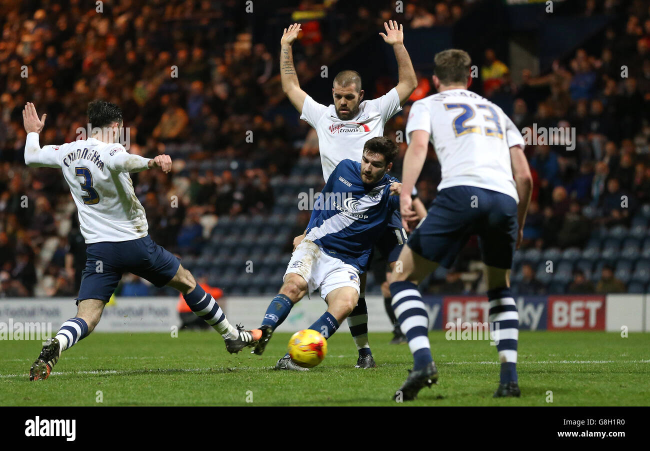 Jon Toral de Birmingham City tire sous la pression de Greg Cunningham (à gauche) de Preston North End, pendant le match du championnat Sky Bet à Deepdale, Preston. Banque D'Images