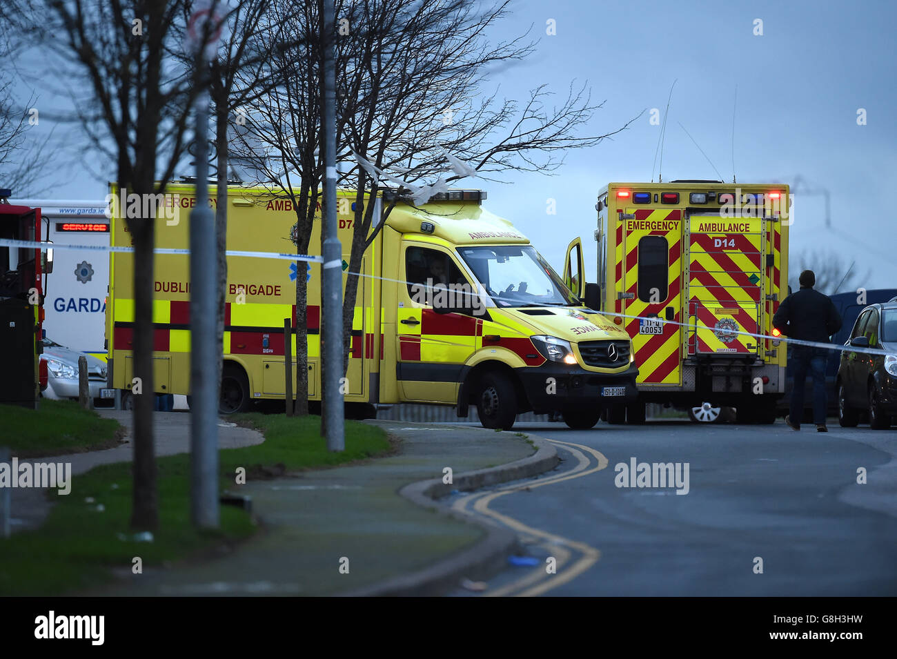 Les services d'urgence sur place à Tallaght, comme un homme dans ses années quarante, ont été arrêtés après un incident de tir à Dublin. Banque D'Images