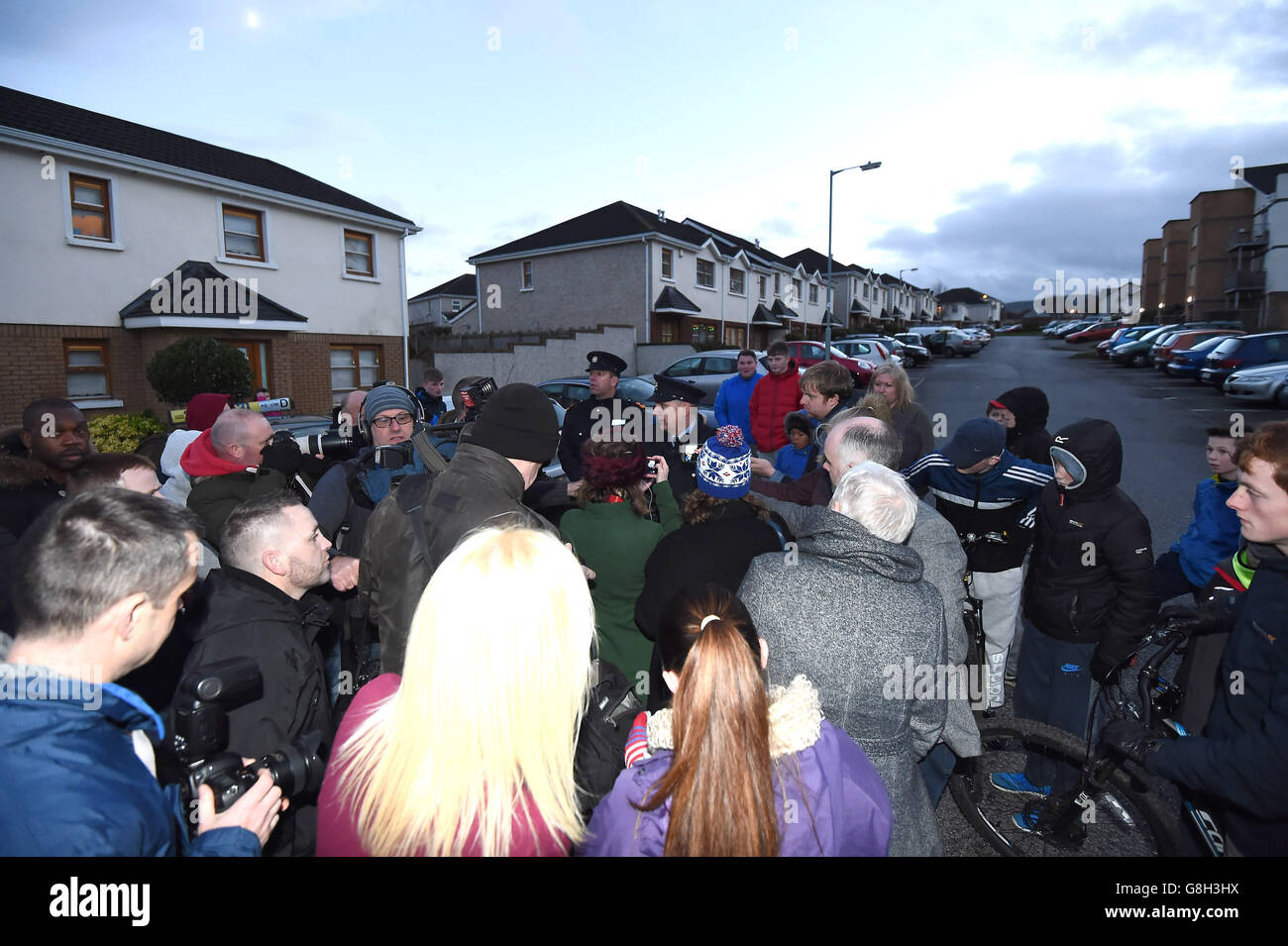 Peter Duff, surintendant de Gardai (au centre), parle sur les lieux de Tallaght, car un homme dans ses années quarante a été arrêté après un incident de tir à Dublin. Banque D'Images