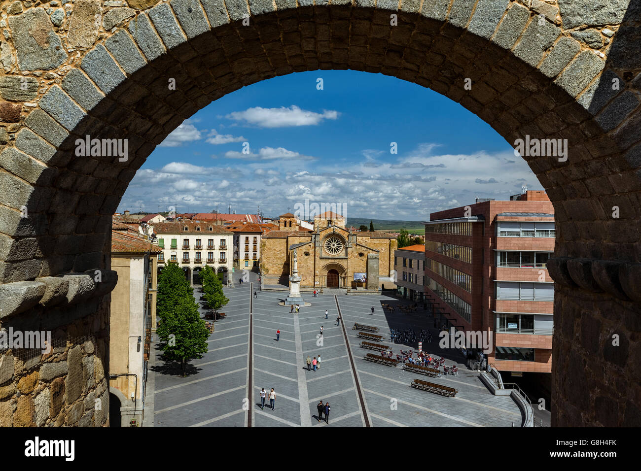 La Place de Santa Teresa, façade de l'église de San Pedro et porte principale. Avila, Castille et Leon, Espagne. Banque D'Images