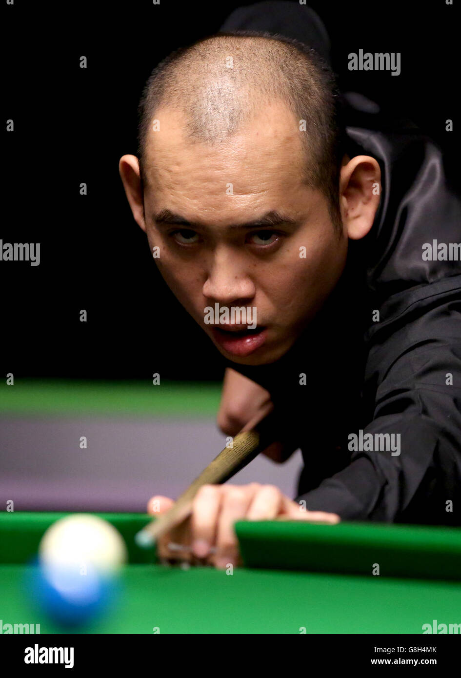 Dechawat Poomjaeng pendant son match contre Mark Joyce pendant le septième jour du championnat britannique de Snooker 2015 de Betway au York Barbican, York. Banque D'Images