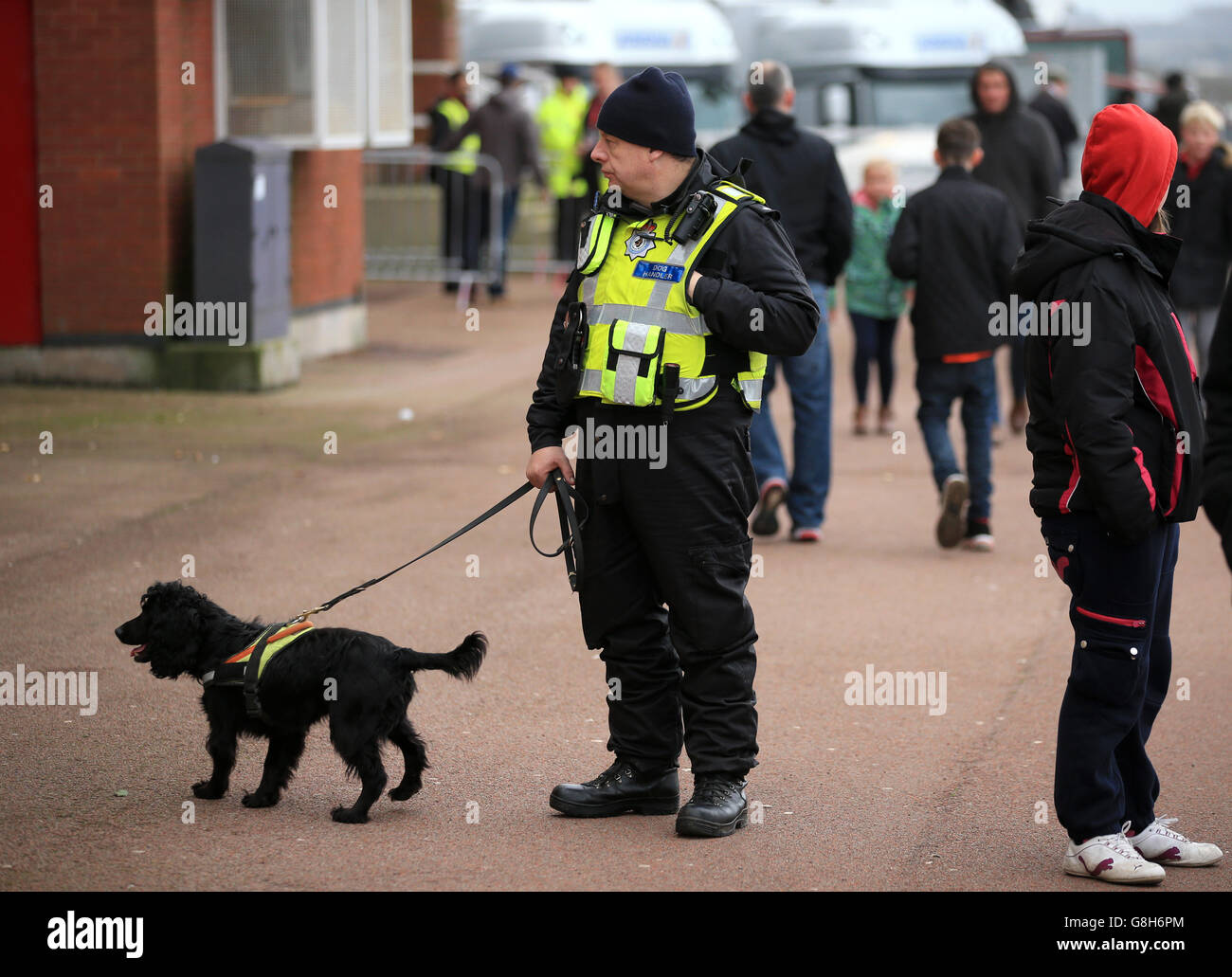 Un chien de police et un maître d'ouvrage à l'extérieur du sol avant le match de la Barclays Premier League au stade Britannia, Stoke-on-Trent. APPUYEZ SUR ASSOCIATION photo. Date de la photo: Samedi 5 décembre 2015. Voir PA Story FOOTBALL Stoke. Le crédit photo devrait se lire comme suit : Mike Egerton/PA Wire. Banque D'Images