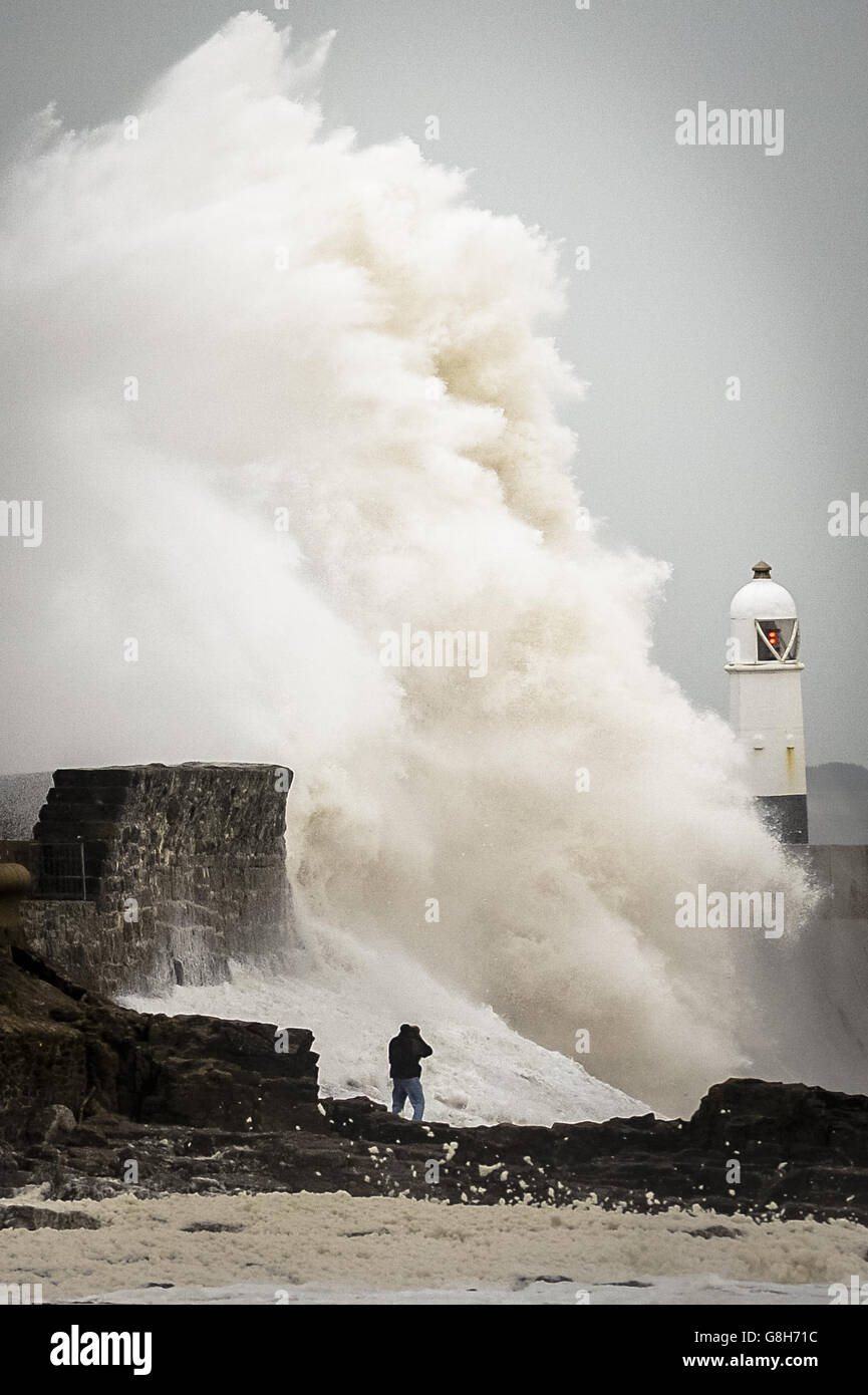 Les gens regardent les vagues près du mur du port de Porthcawl, au sud du pays de Galles, alors que Storm Desmond frappe le Royaume-Uni. Banque D'Images