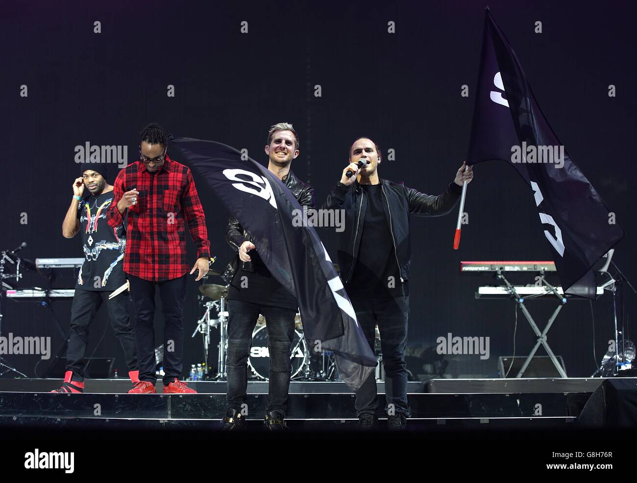 Cameron Edwards et Joe Lenzie Laka Sigma remercient les fans après avoir exécuté sur scène pendant la Capital FM Jingle Bell ball 2015 qui s'est tenue à l'O2 Arena, Londres Banque D'Images