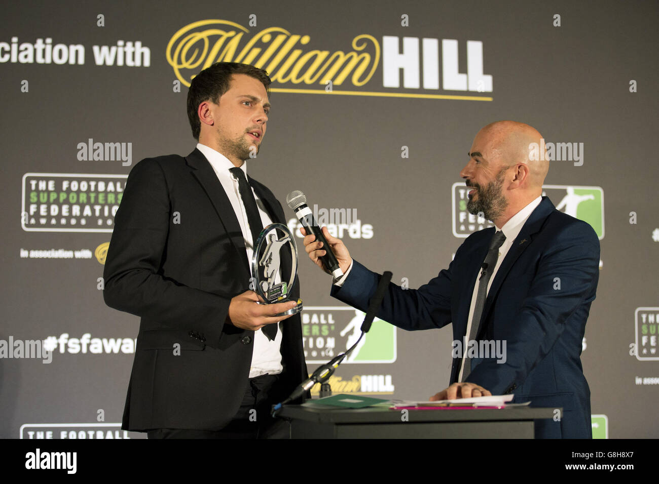 Rory Smith (The Times) (à gauche) avec son prix de l'écrivain de l'année est interviewé par l'hôte James Richardson lors des 2015 football Supporters Federation Awards, en association avec William Hill, au St Pancras Renaissance Hotel, Londres. Banque D'Images