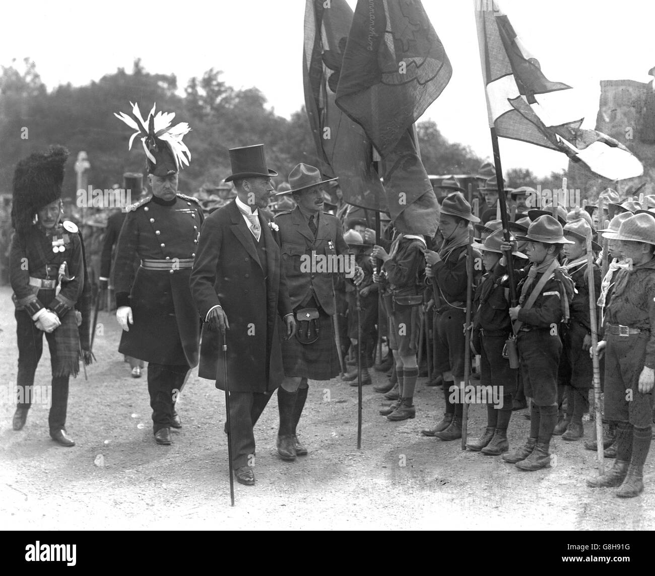 Le roi George V inspecte les scouts au château de Stirling lors de sa visite en Écosse.Date exacte inconnue. Banque D'Images